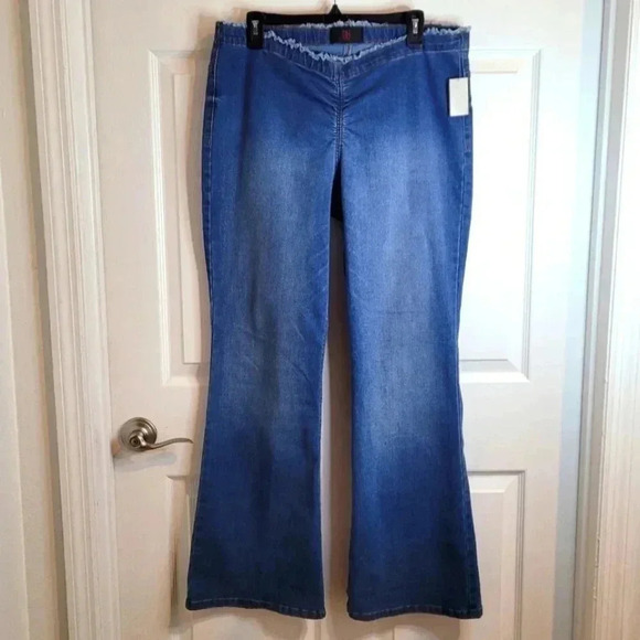 No Boundaries Juniors Ruched Flare Jeans.  Size 15 (New) - Picture 1 of 8